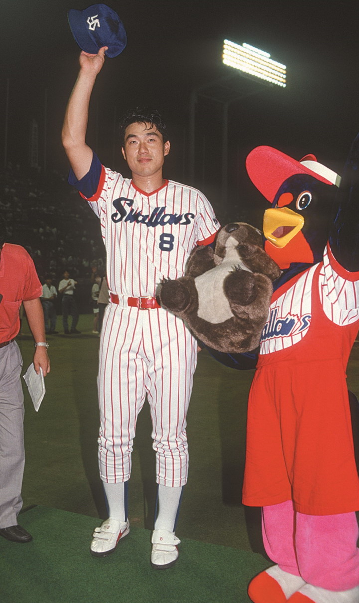 ヤクルト・黄金時代と同じ、赤のピンストライプ／12球団歴代