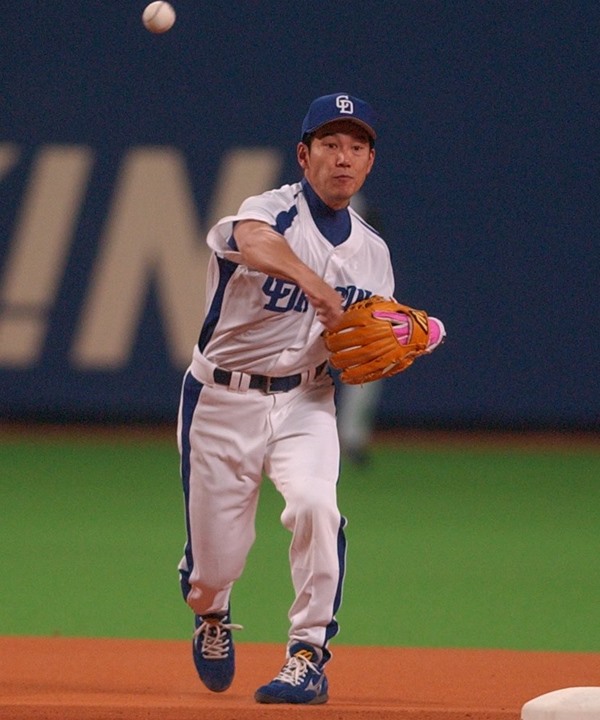 名手・井端弘和(元中日ほか)が明かすグラブ進化への“貢献” 「自分の