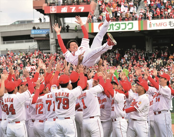 お兄ちゃん」最後のユニフォーム 新井貴浩 引退セレモニー | 野球
