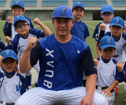DeNA野球振興・スクール事業部 松井飛雄馬 大好きな子どもたちに囲まれ