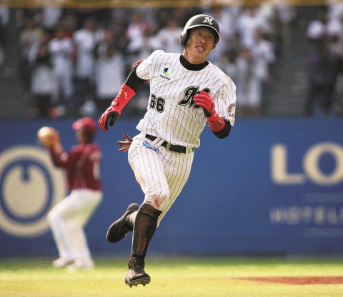 ロッテ・岡田幸文を支えるゼットのスパイク | 野球コラム - 週刊ベース