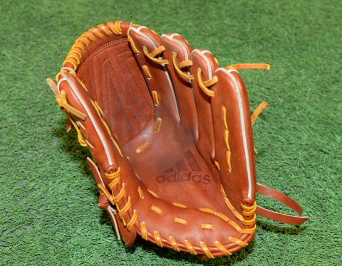 楽天・則本昂大こだわりのアディダス・投手用グラブ | 野球コラム