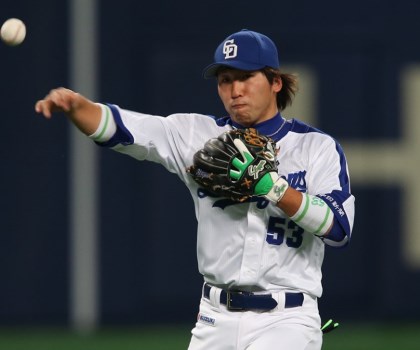 久保田スラッガー　中日ドラゴンズ　亀澤恭平選手実使用スパイク 中日・亀澤恭平 久保田スラッガーのグラブ＆守備用手袋 さりげない