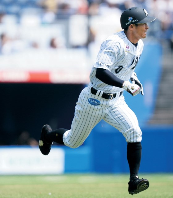 ロッテ・荻野貴司 デサントのスパイク “締めつけ”と“遊び”ベルトが生む