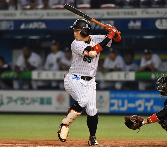 ロッテ・加藤翔平 バット＆ヘルメット 右と左では違うバッター。カモメ