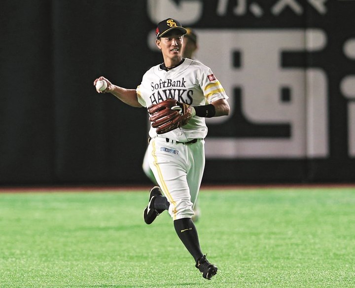 ソフトバンク・城所龍磨 ミズノのグラブ 外野守備職人を支える誰にも